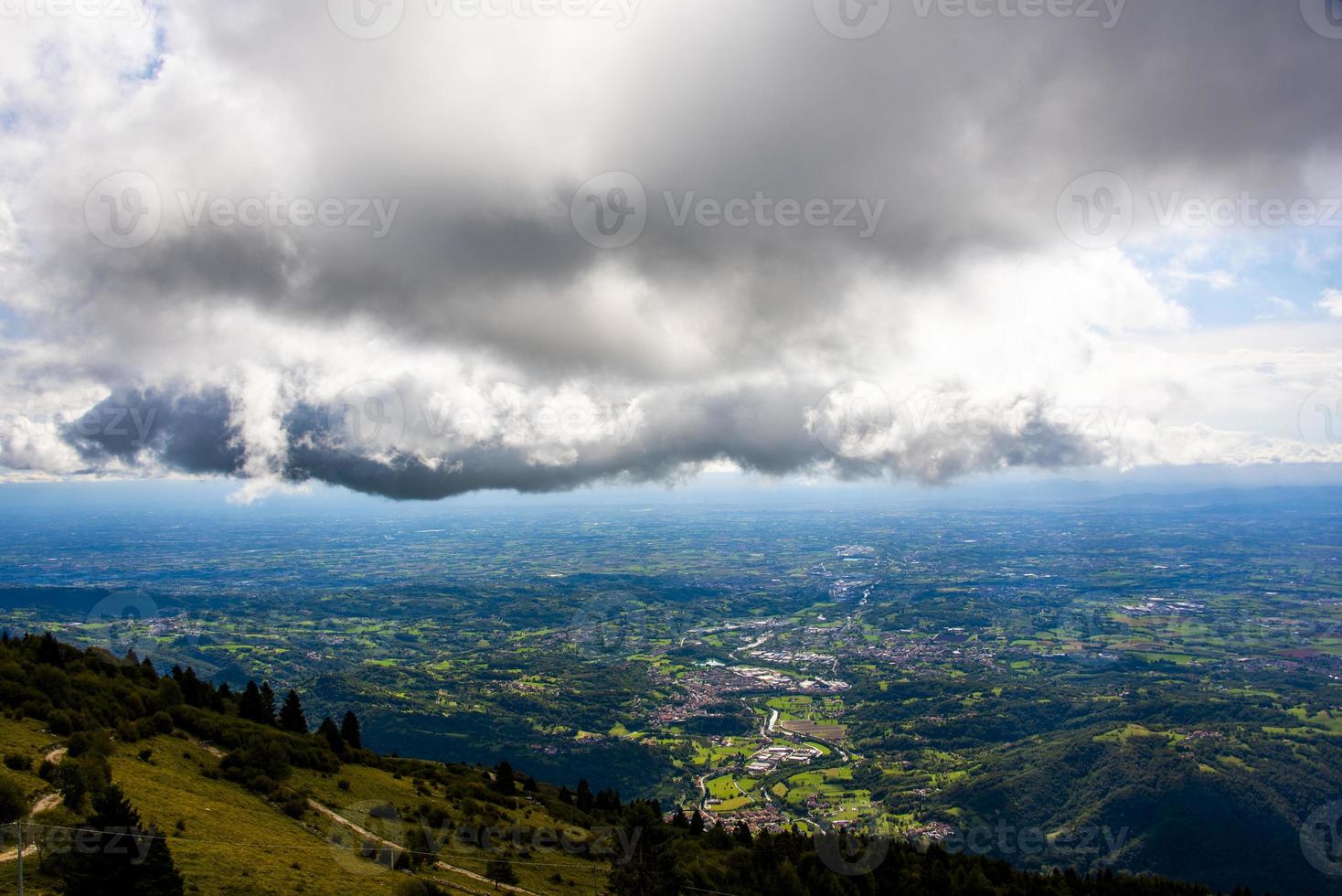 nubes sobre una ciudad foto