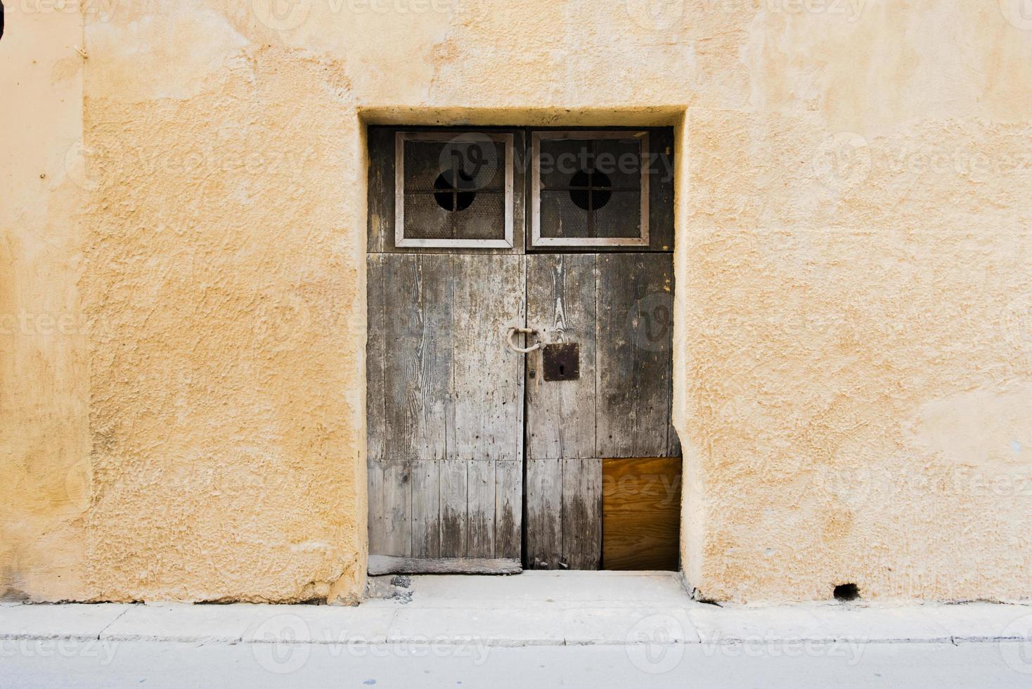 2021 05 29 puerta de madera marsala en pared ocre foto