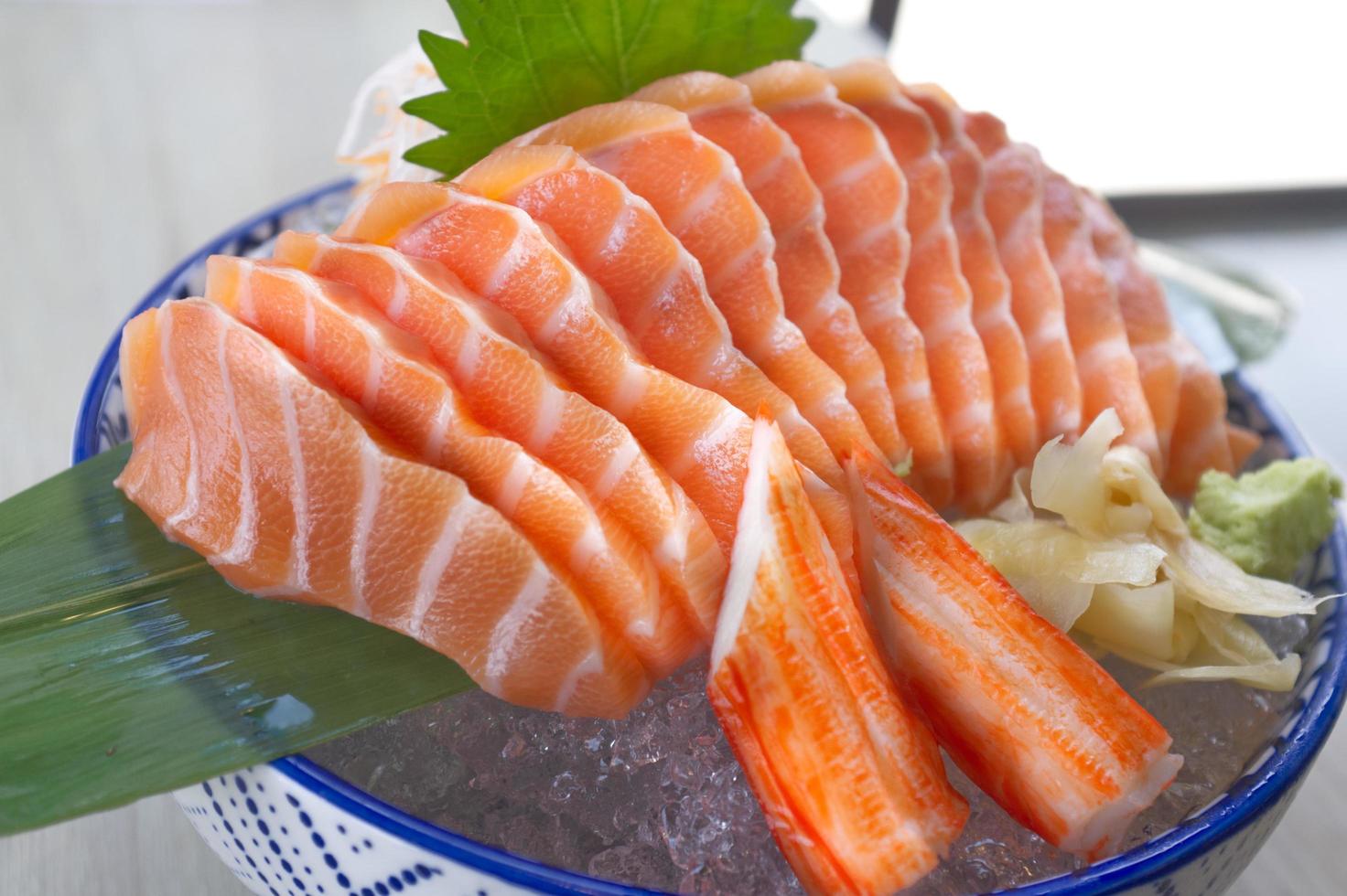 rebanada de salmón o sashimi de salmón al estilo japonés fresco, servir en hielo con wasabi fresco foto