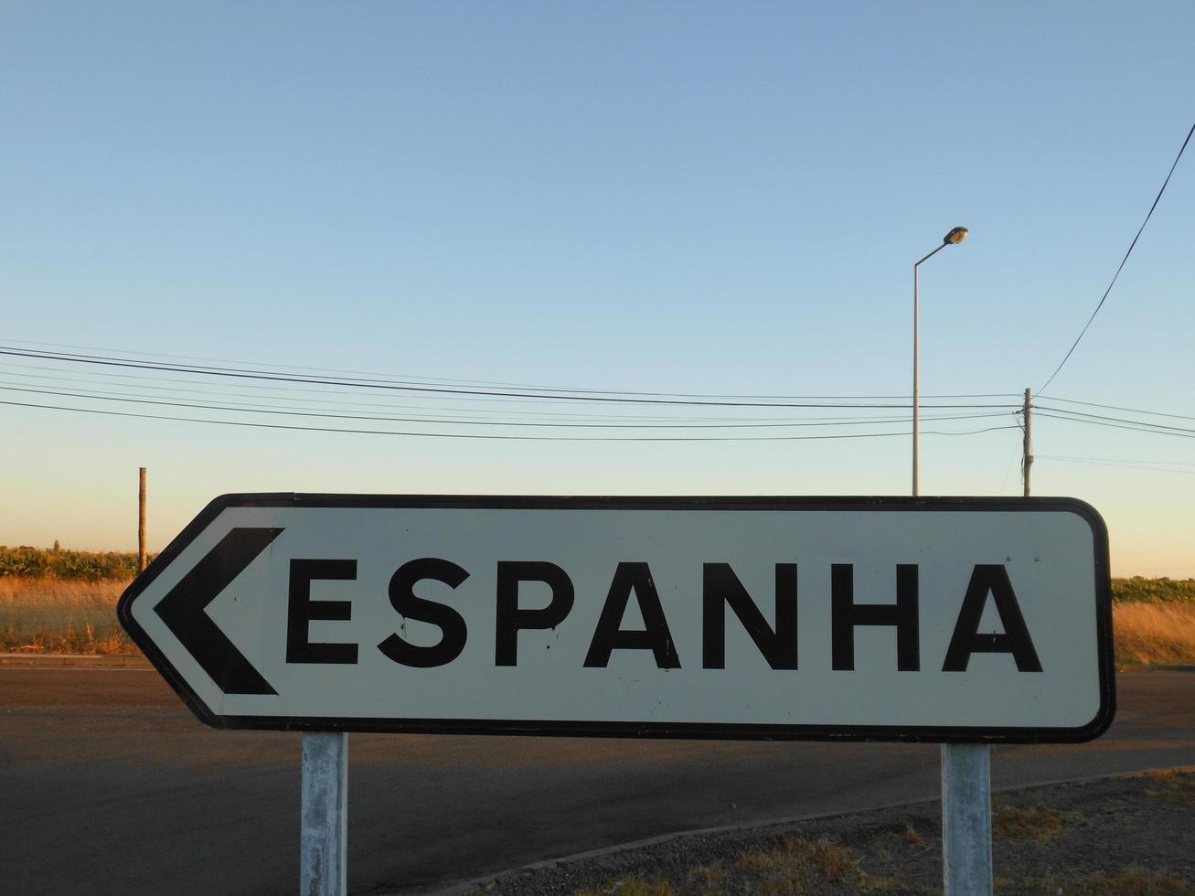 Señal de tráfico que indica hacia España foto