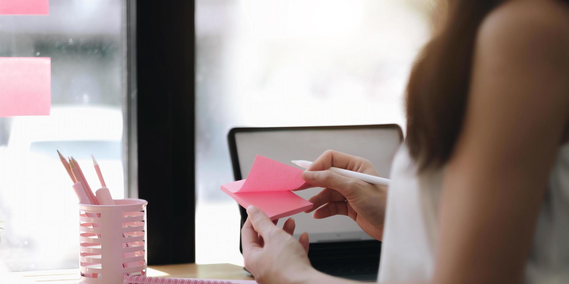 Mensaje de tarea de datos de cuaderno, educación y estudio con notas de escritorio escritas a mano, concepto de personas foto