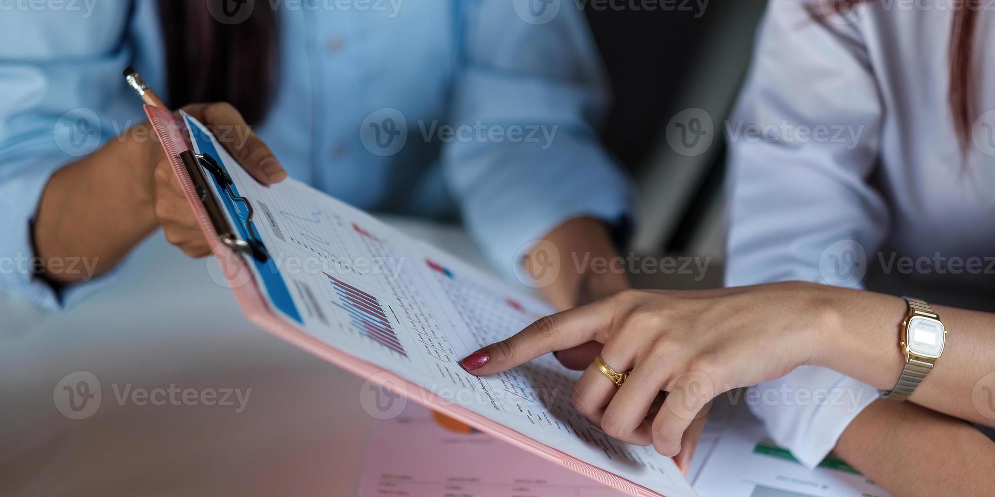 dos líderes empresariales discutiendo tablas y gráficos que muestran los resultados, planeando comenzar una nueva estrategia para un gran éxito foto