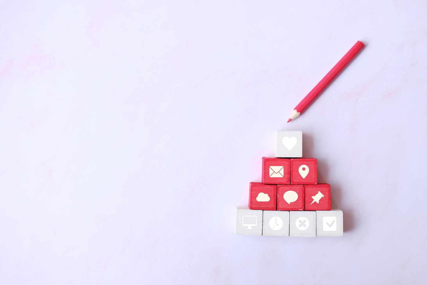 Caja de cubo de madera y los iconos de negocios sobre fondo blanco para el plan de marketing y el concepto de negocio foto