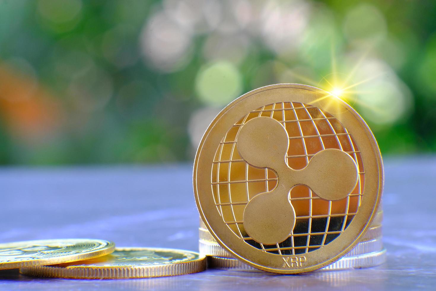 Moneda de criptomoneda de ondulación sobre un fondo de naturaleza bokeh foto