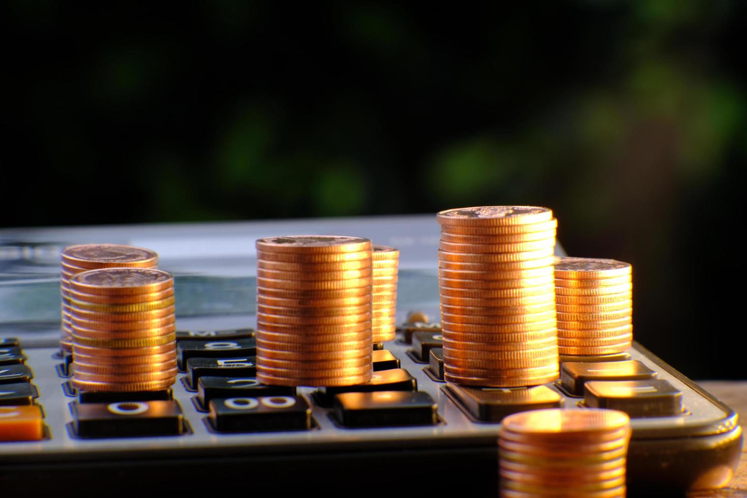 Moneda en el fondo de la tabla y ahorro de dinero empresarial foto