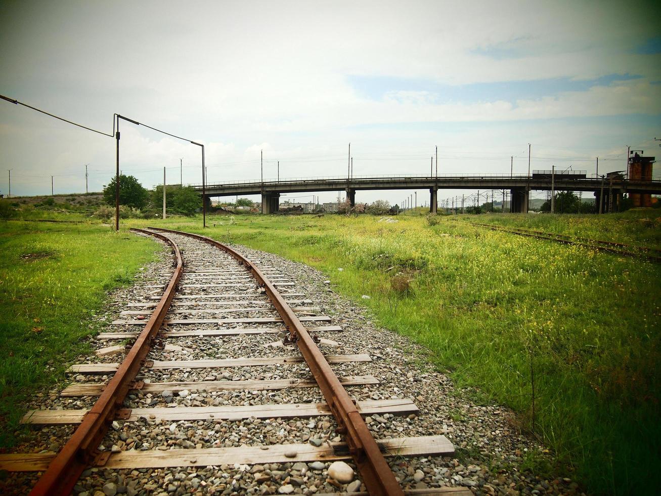 una zona desierta con un antiguo ferrocarril manchado foto