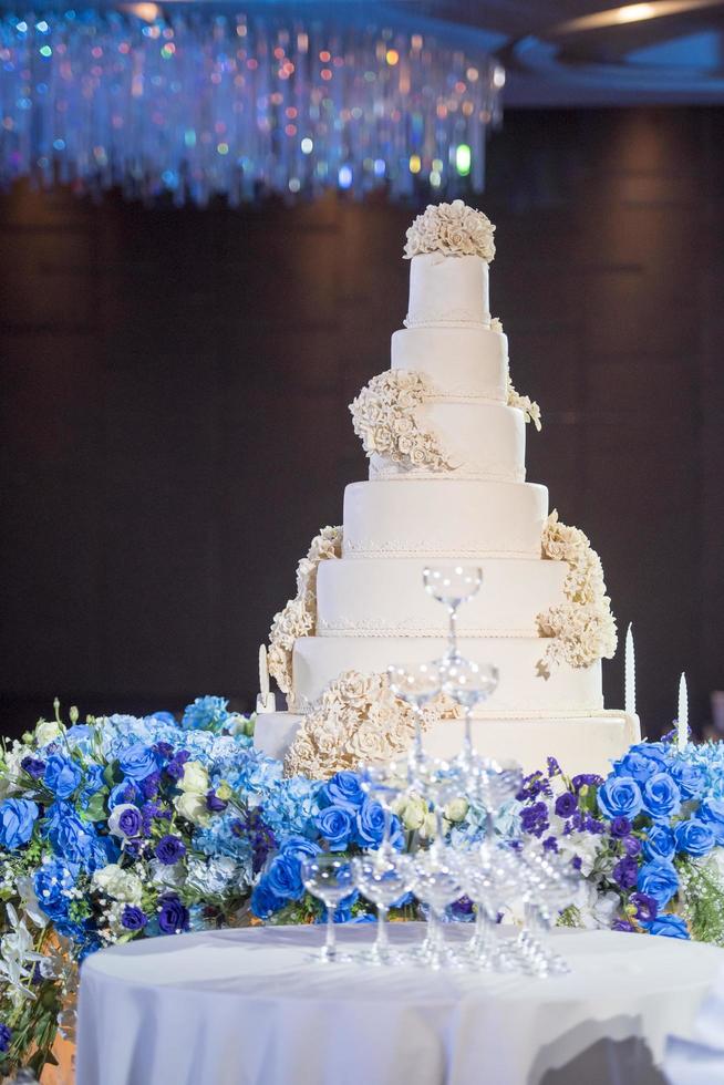 pastel de boda blanco con flor foto