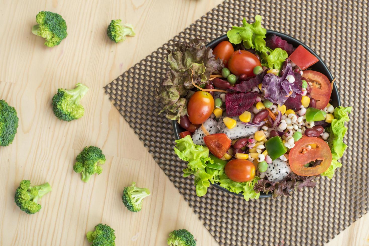 Ensalada en la mesa de madera, concepto de comida sana foto