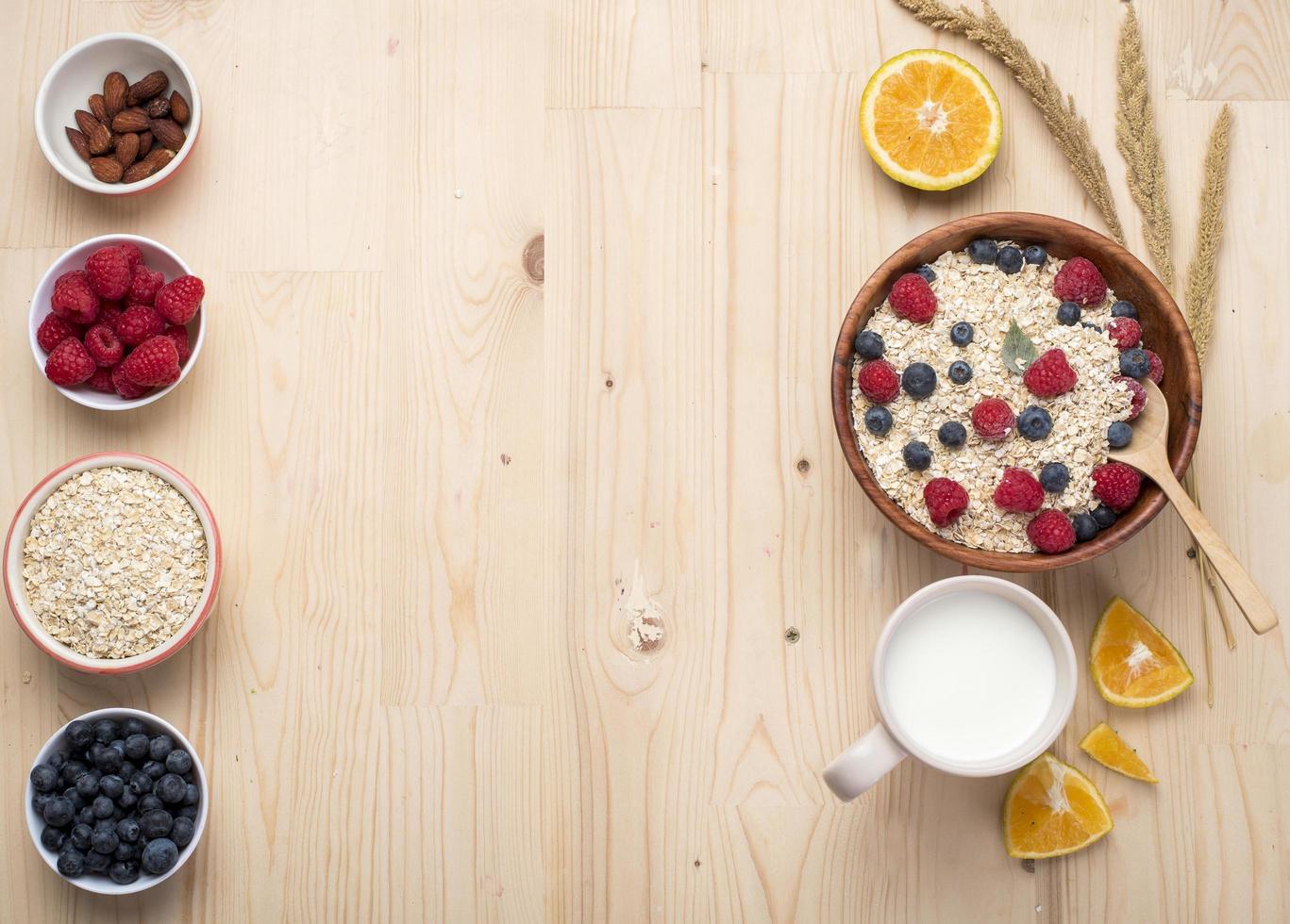 Ingredientes saludables para el desayuno en la mesa de madera, concepto de comida sana foto
