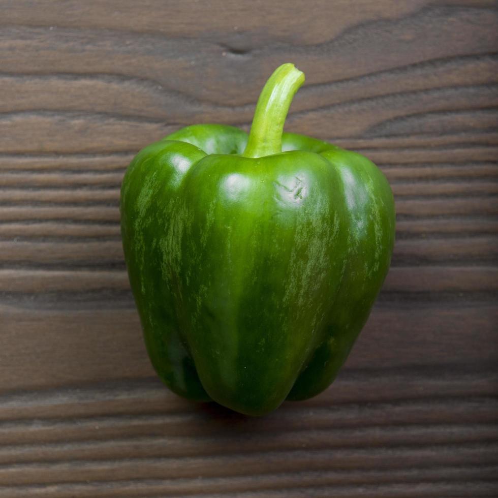 pimiento en la mesa de madera, concepto de comida sana foto