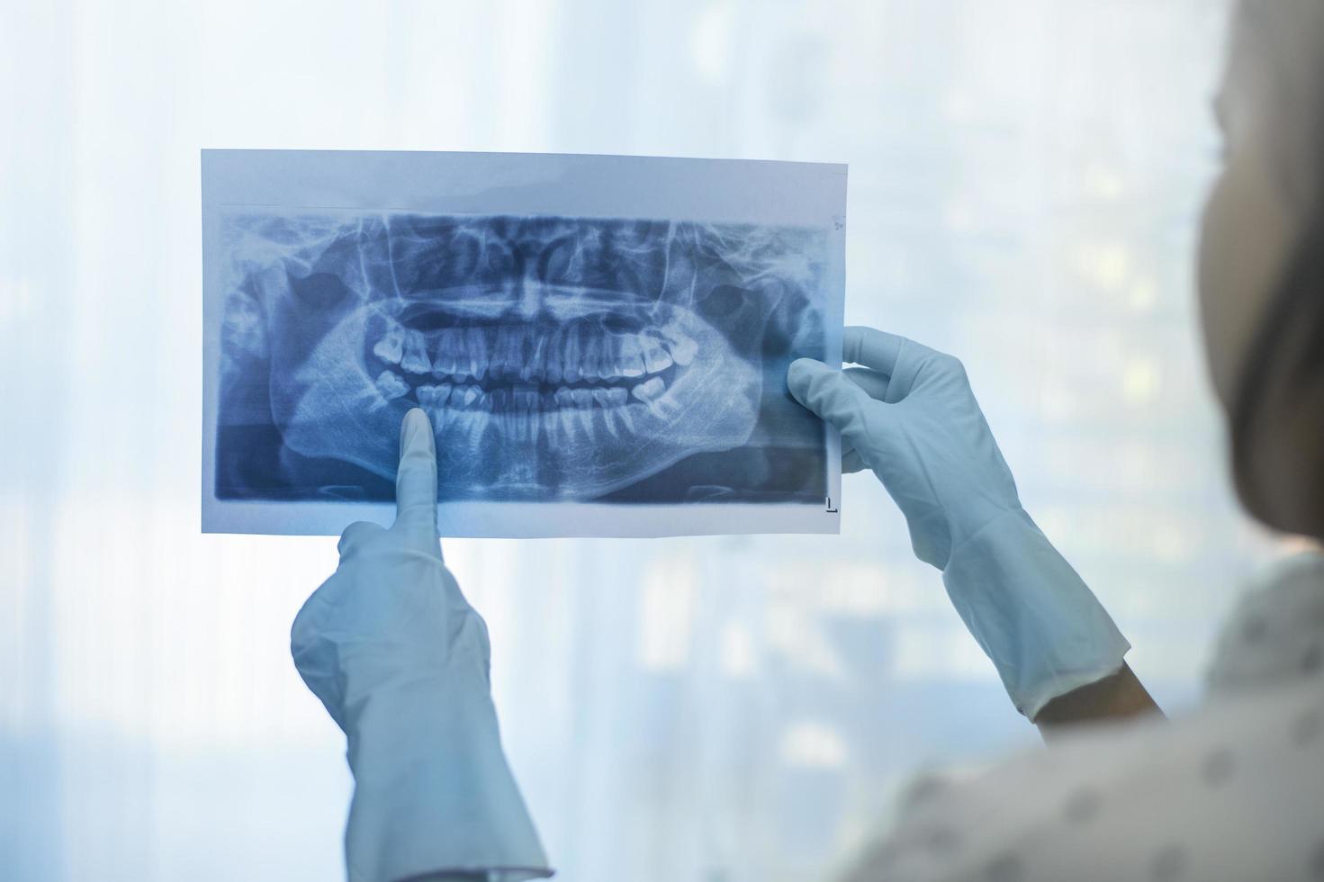 dentista mujer sosteniendo una radiografía dental foto