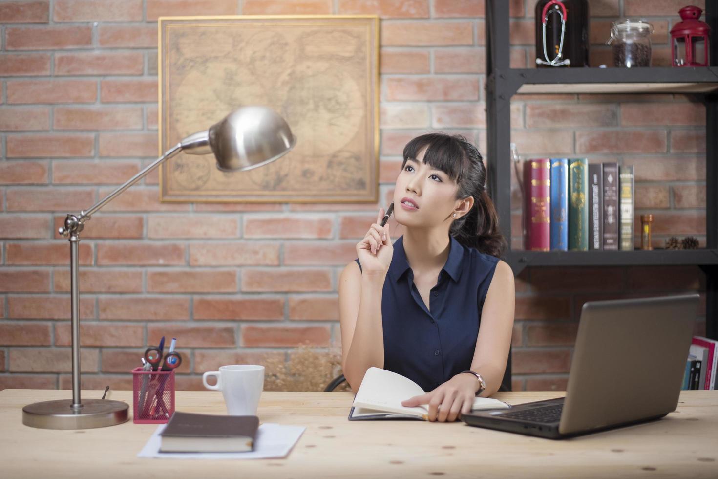 hermosa mujer está trabajando en la oficina en casa foto