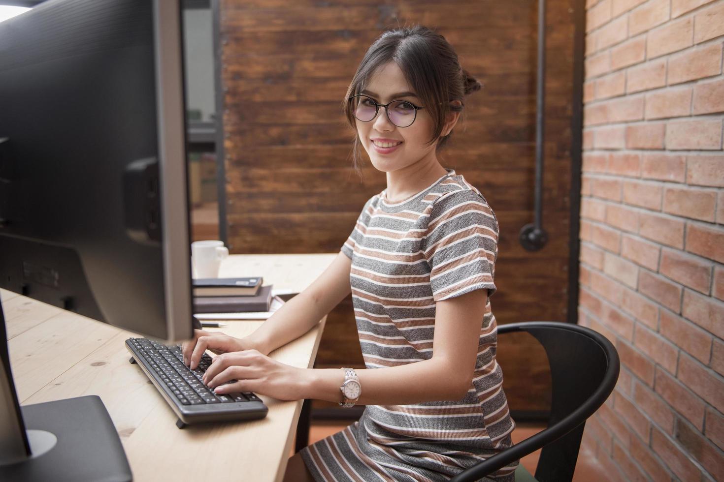 hermosa mujer está trabajando en la oficina en casa foto