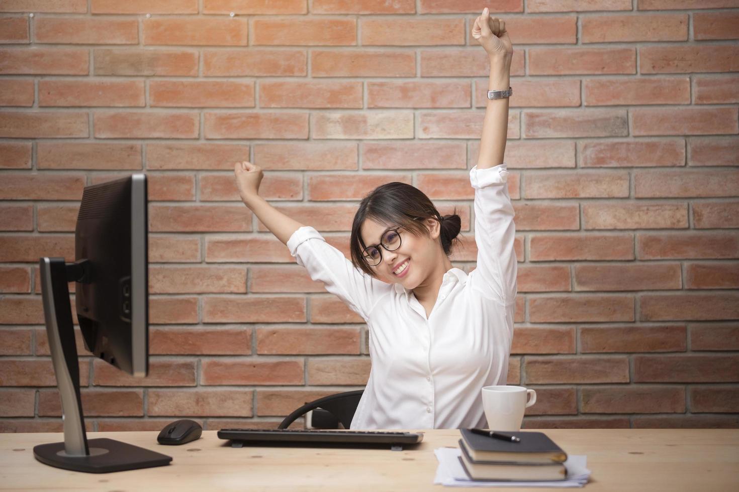 hermosa mujer se está relajando en la oficina en casa moderna foto