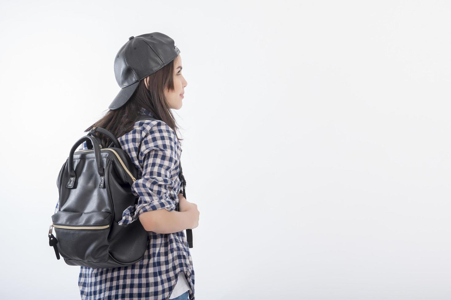 hermosa chica de viaje aislada sobre fondo blanco foto