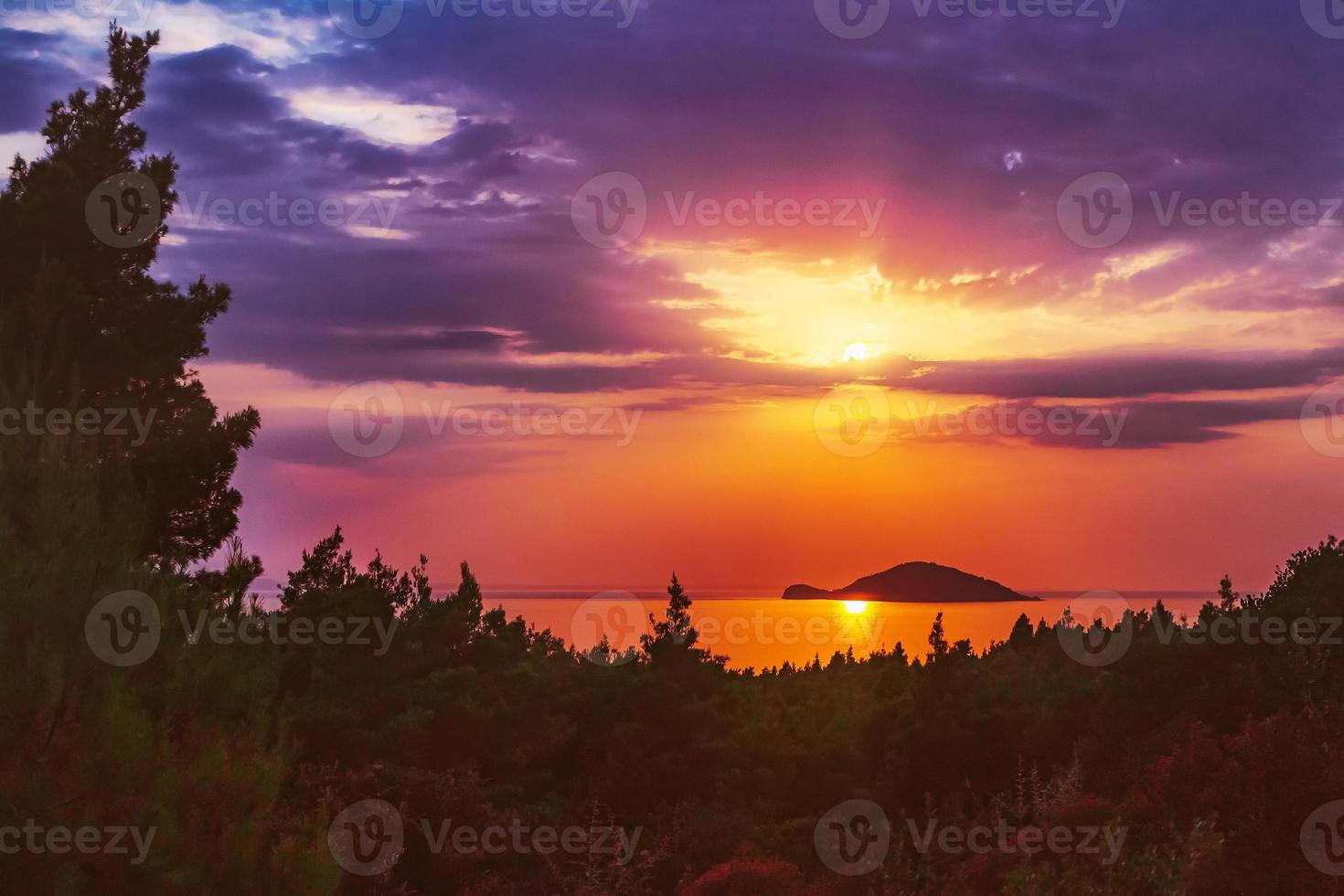 Isla Kelyfos entre Sithonia y Kassandra cerca de Neos Marmaras, Grecia foto