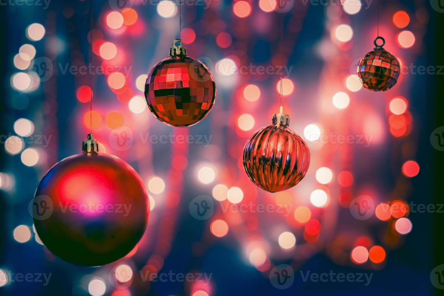 Adornos navideños sobre fondo bokeh con luces fuera de foco foto