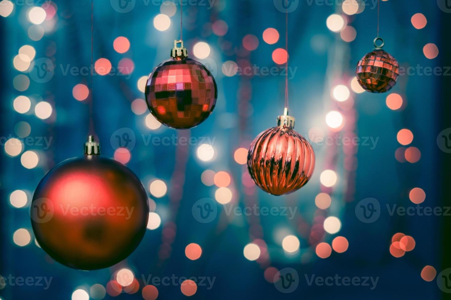 Adornos navideños sobre fondo bokeh con luces fuera de foco foto