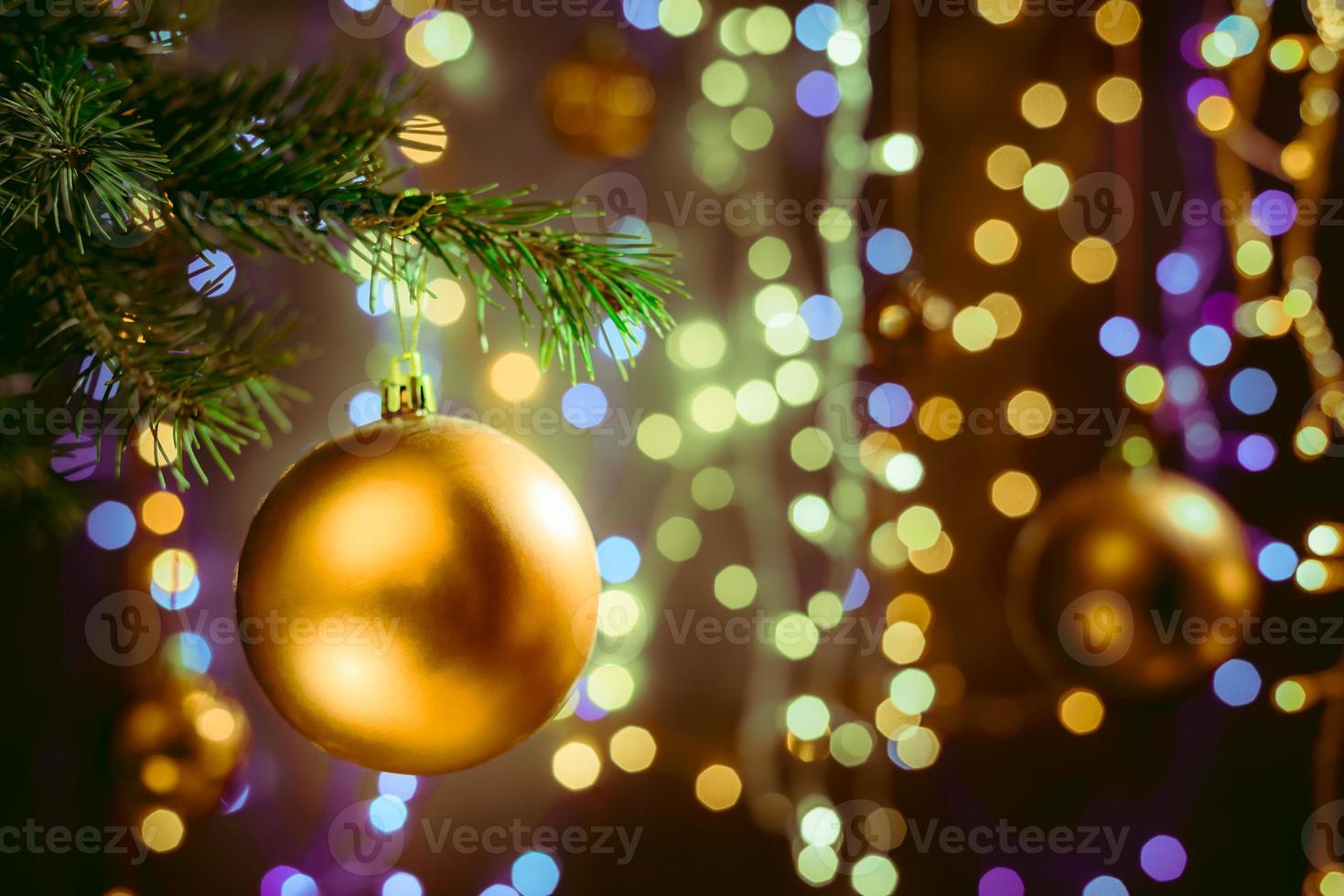 Adornos navideños sobre fondo bokeh con luces fuera de foco foto