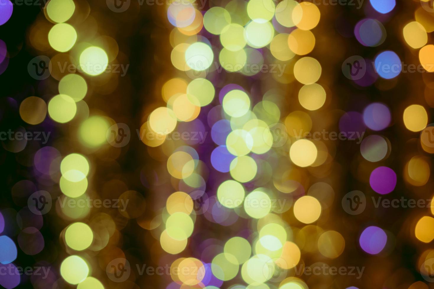 Adornos navideños sobre fondo bokeh con luces fuera de foco foto