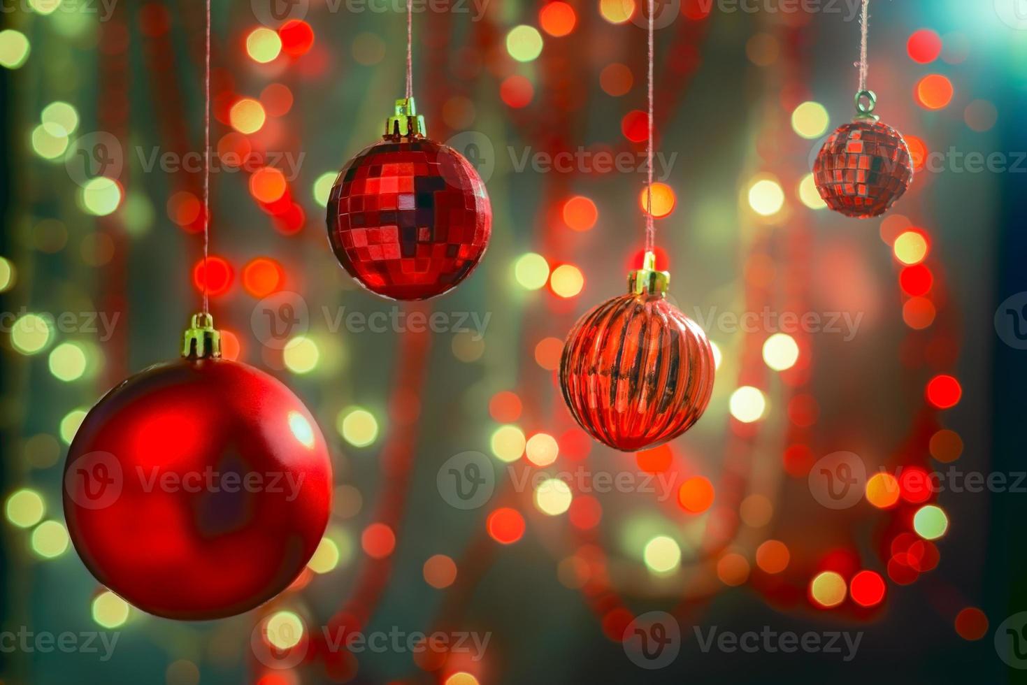 Adornos navideños sobre fondo bokeh con luces fuera de foco foto