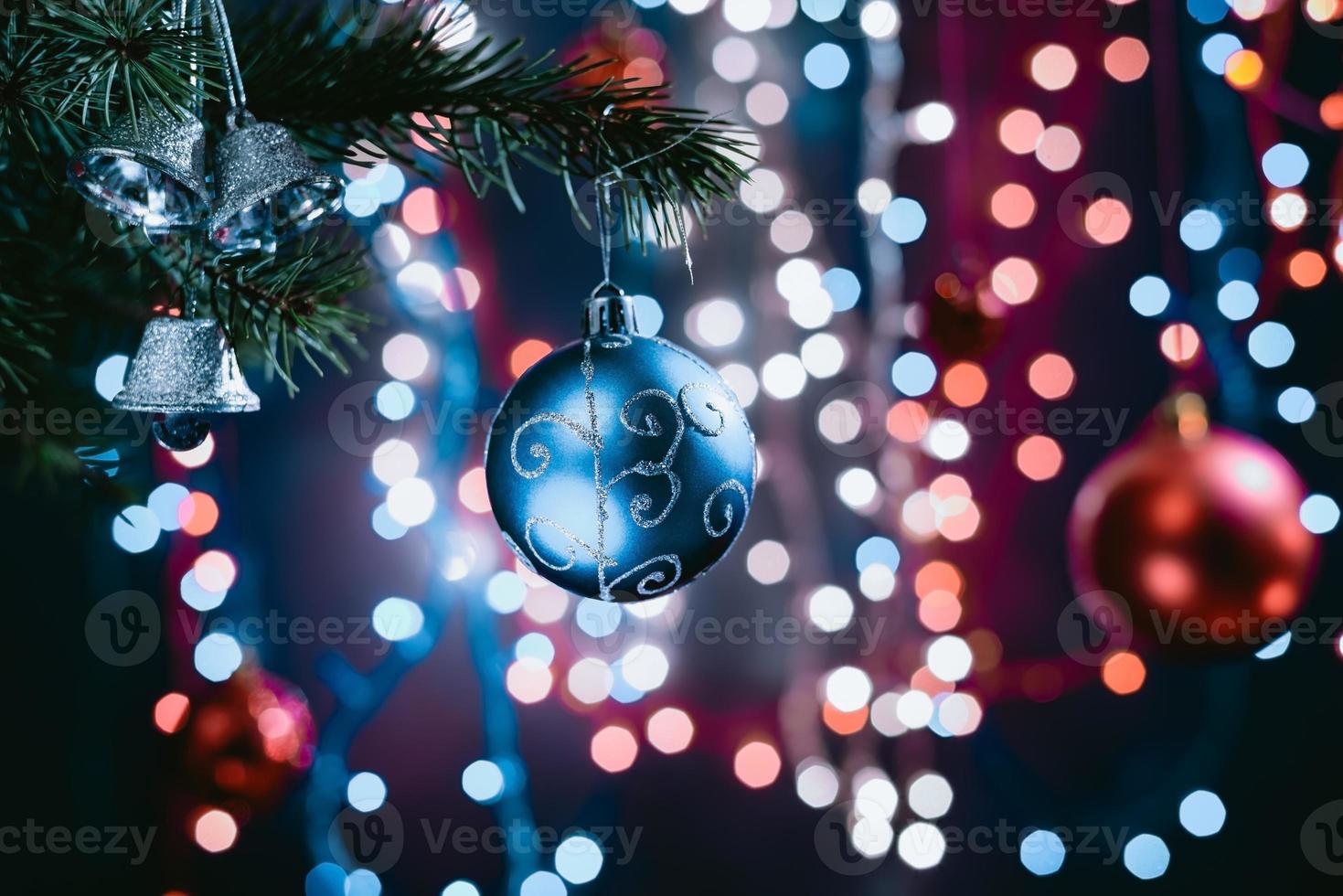 Adornos navideños sobre fondo bokeh con luces fuera de foco foto