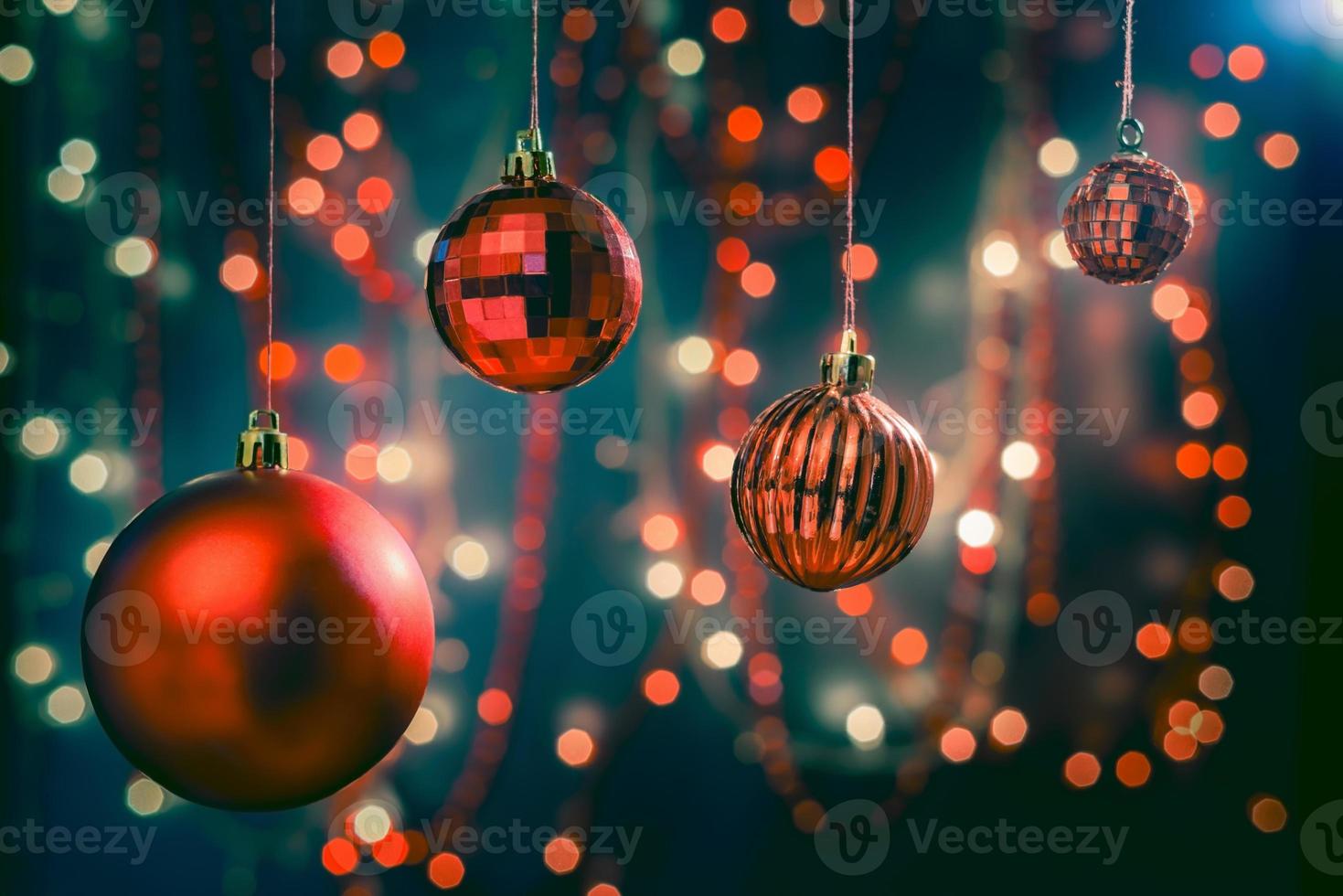 Adornos navideños sobre fondo bokeh con luces fuera de foco foto