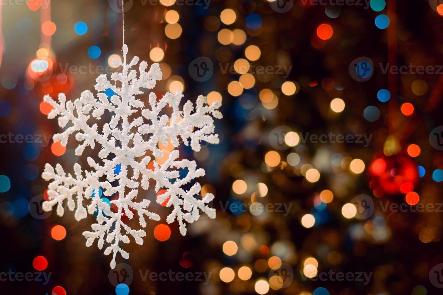 Adornos navideños sobre fondo bokeh con luces fuera de foco foto