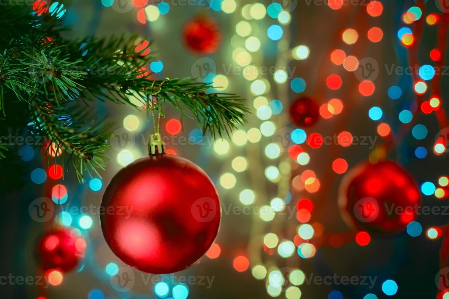 Adornos navideños sobre fondo bokeh con luces fuera de foco foto