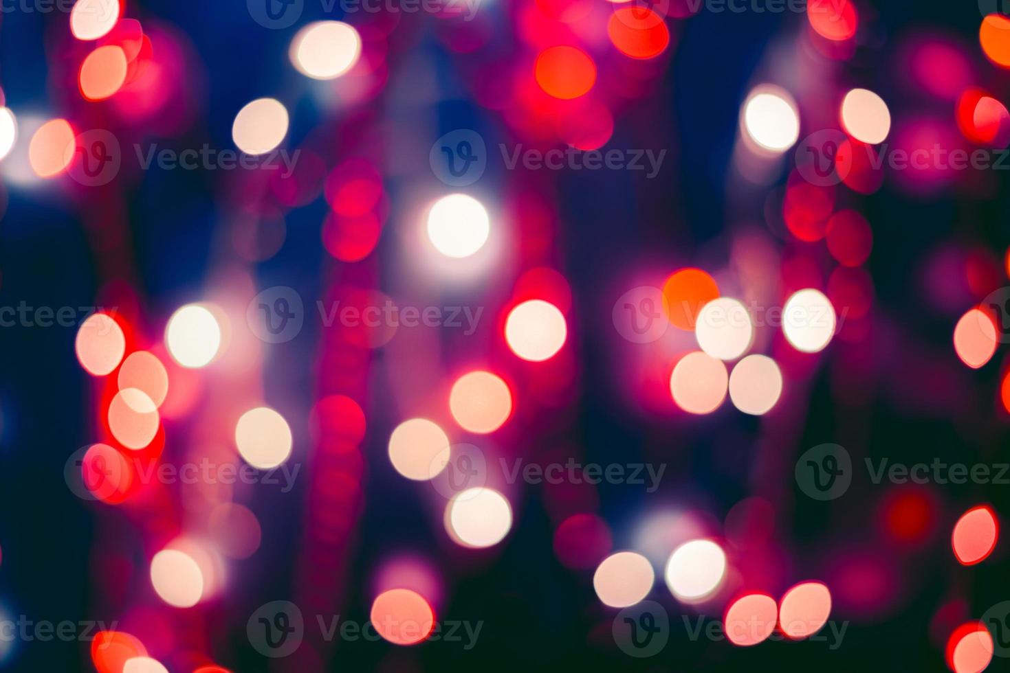 Adornos navideños sobre fondo bokeh con luces fuera de foco foto