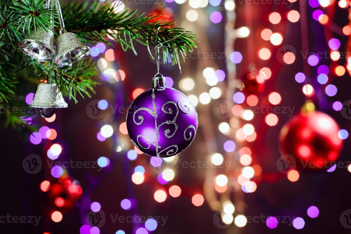 Adornos navideños sobre fondo bokeh con luces fuera de foco foto