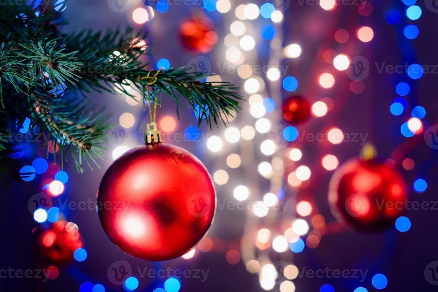 Adornos navideños sobre fondo bokeh con luces fuera de foco foto