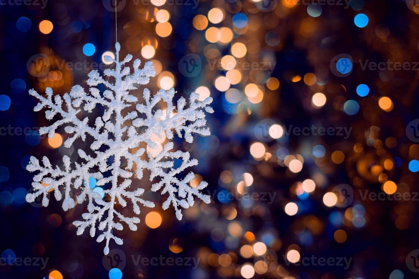 Adornos navideños sobre fondo bokeh con luces fuera de foco foto