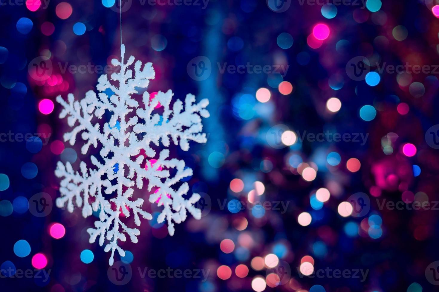 Adornos navideños sobre fondo bokeh con luces fuera de foco foto