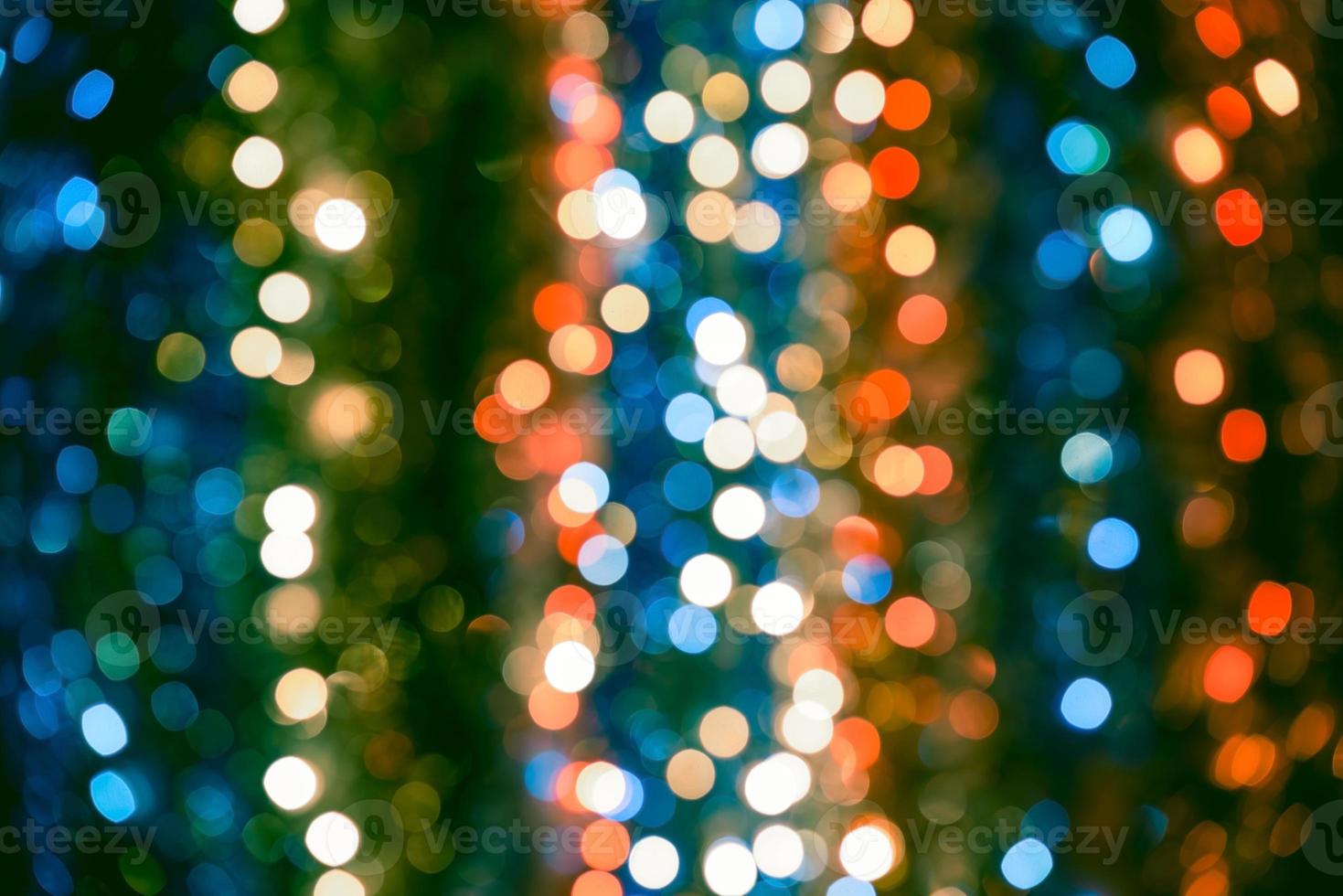 Adornos navideños sobre fondo bokeh con luces fuera de foco foto