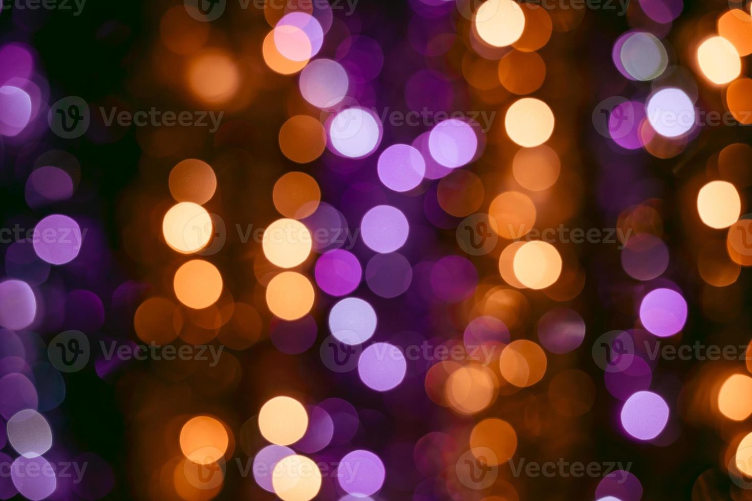 Adornos navideños sobre fondo bokeh con luces fuera de foco foto