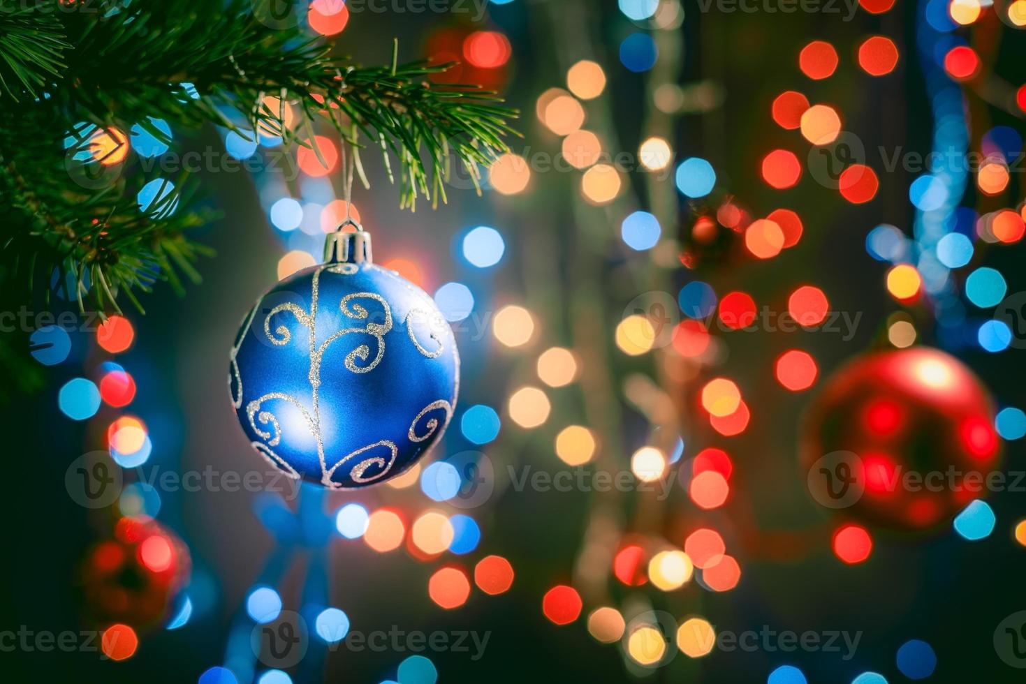 Adornos navideños sobre fondo bokeh con luces fuera de foco foto