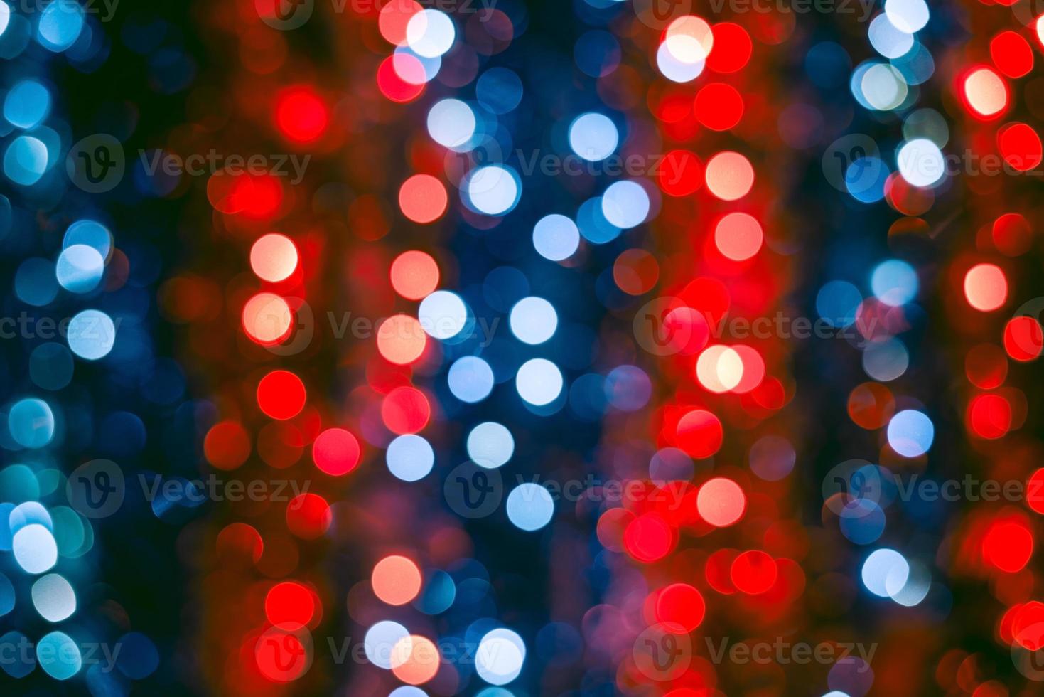 Adornos navideños sobre fondo bokeh con luces fuera de foco foto