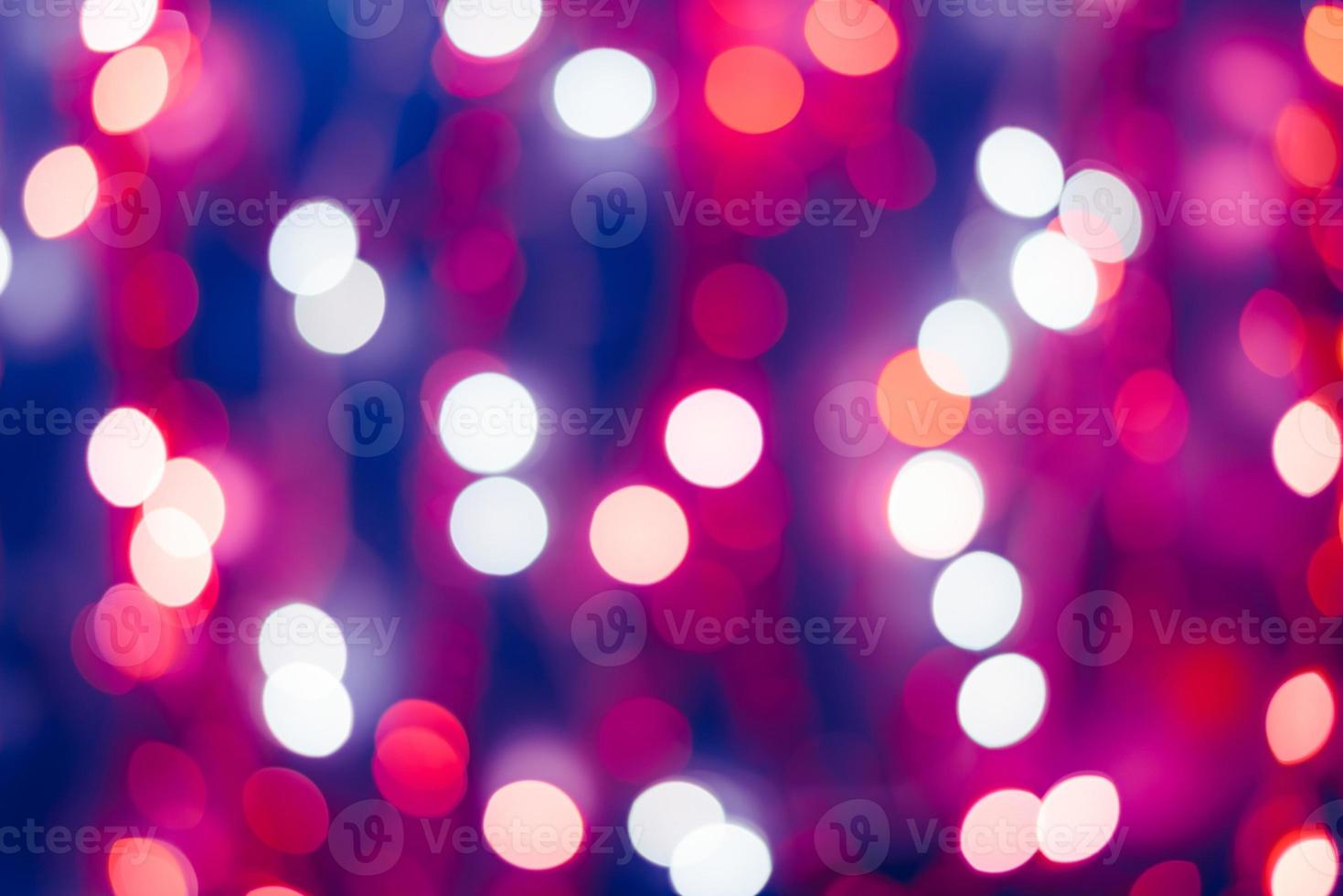 Adornos navideños sobre fondo bokeh con luces fuera de foco foto