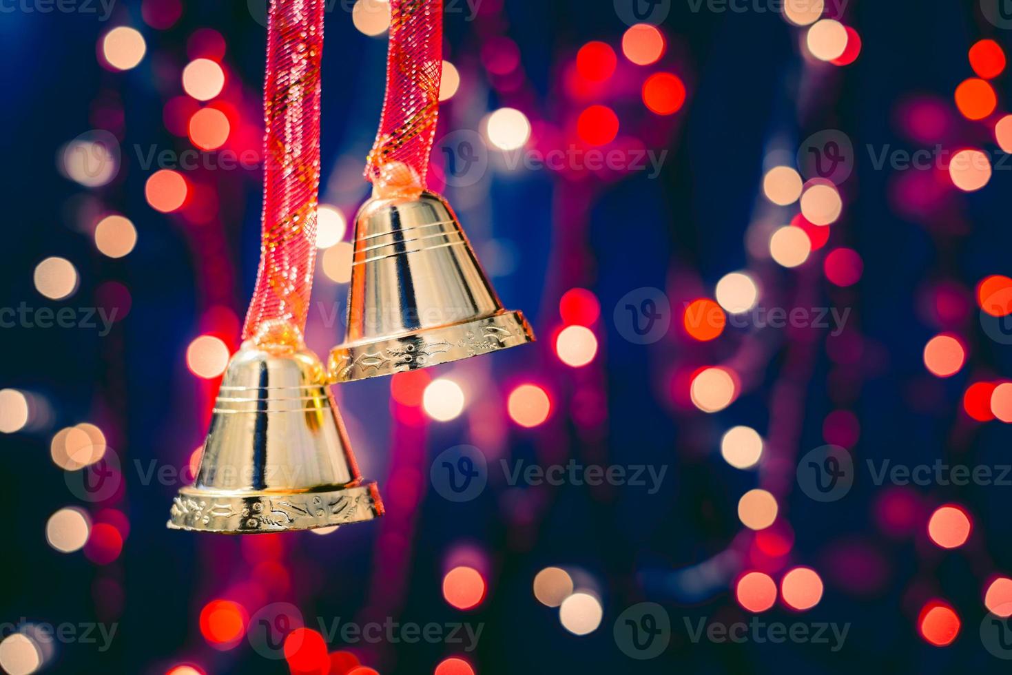 Adornos navideños sobre fondo bokeh con luces fuera de foco foto