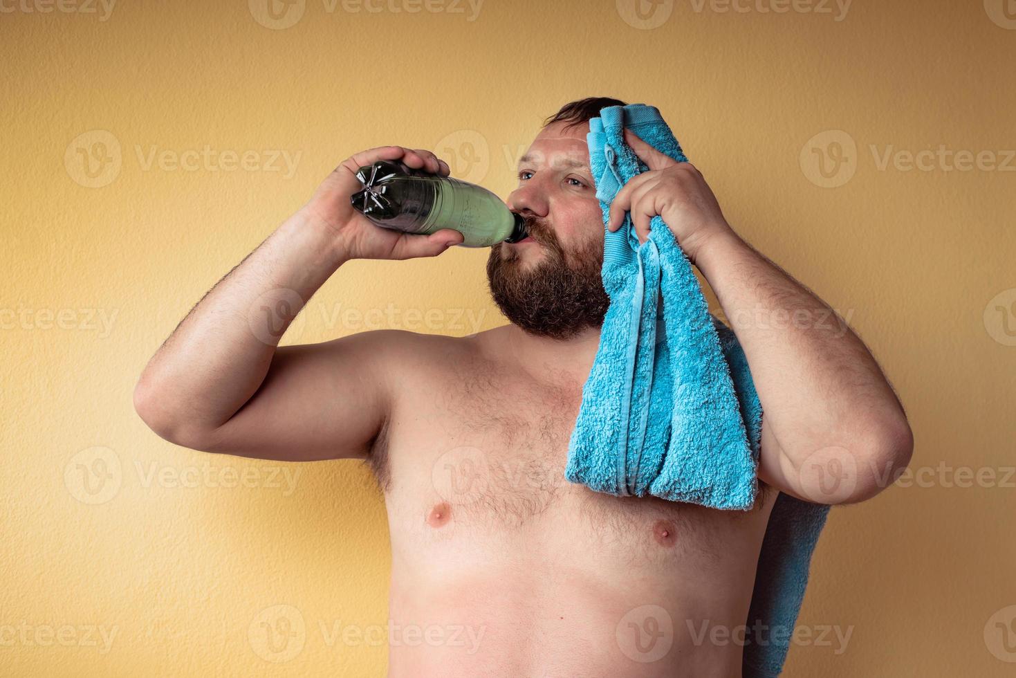 Hombre barbudo medio desnudo cansado y agotado después del entrenamiento foto