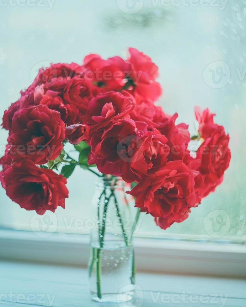 ramo de rosas rojas en el fondo de la ventana foto