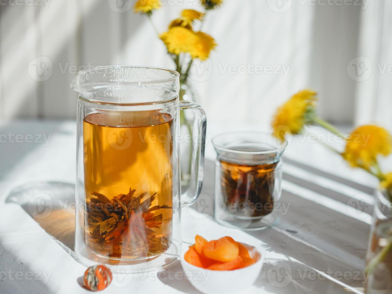 té floral de punto bienestar de loto blanco foto