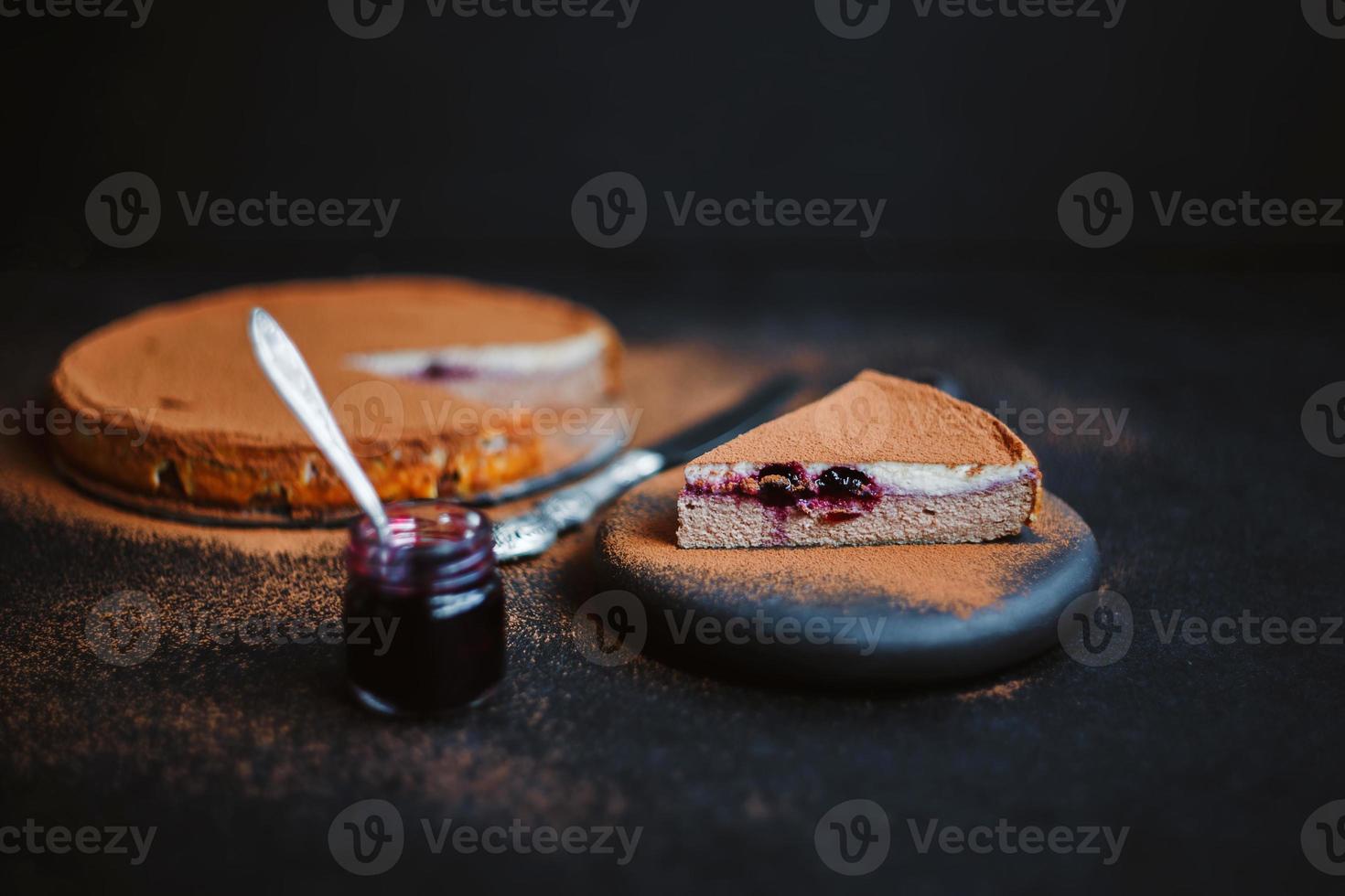 apetitosa cazuela de requesón o tarta de queso con cacao y mermelada foto