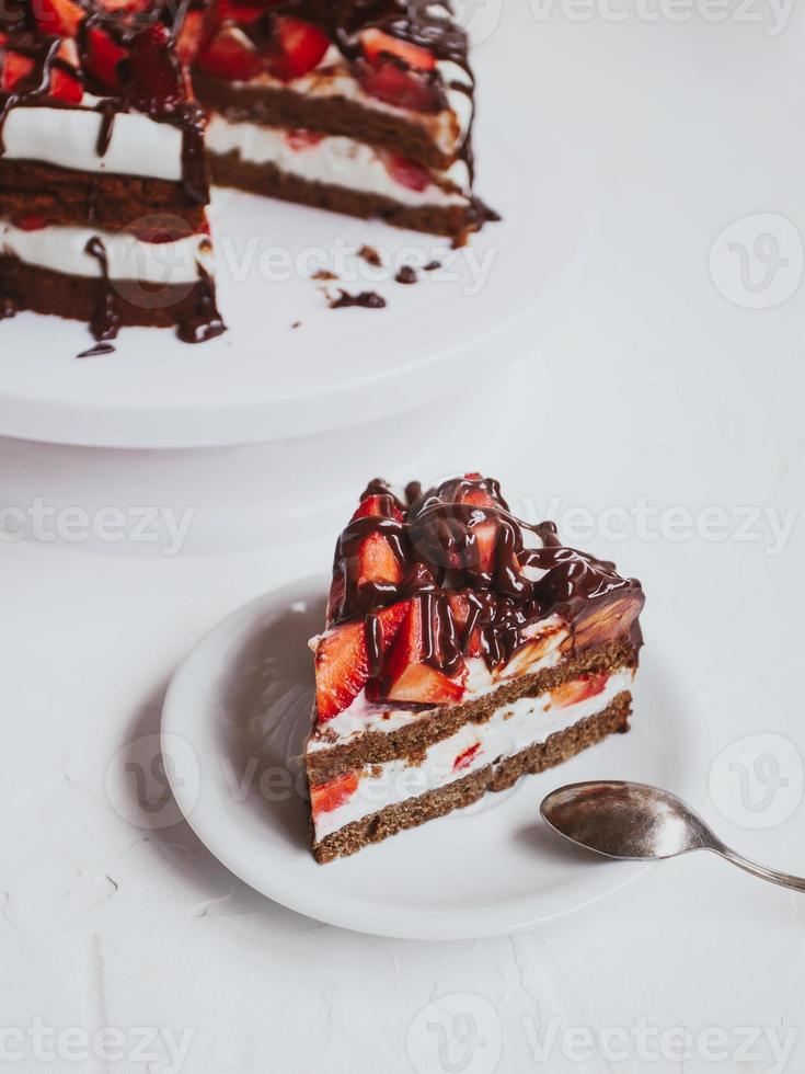 delicioso pastel casero de chocolate con fresas foto