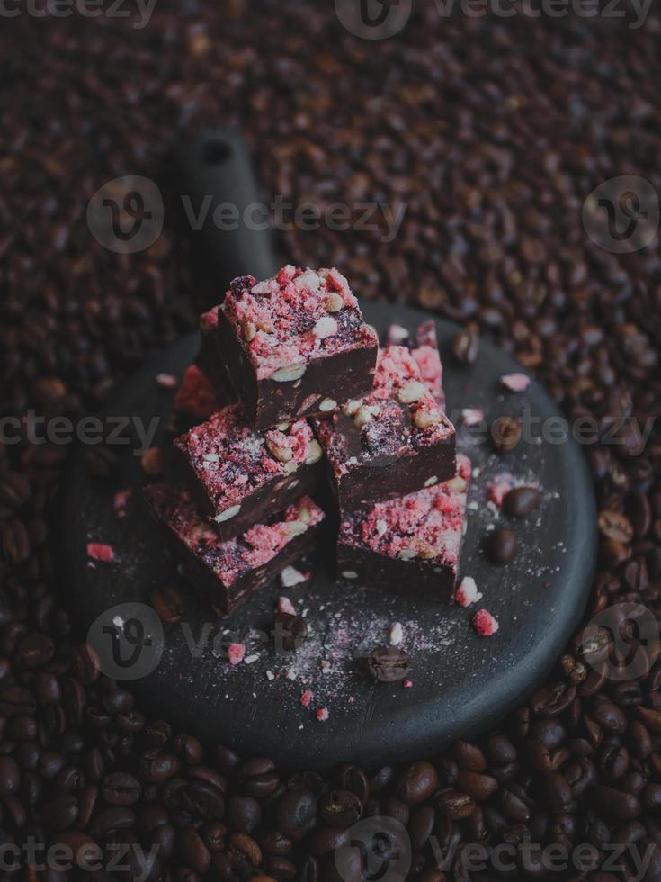 dulce de chocolate casero con fresas y piñones foto