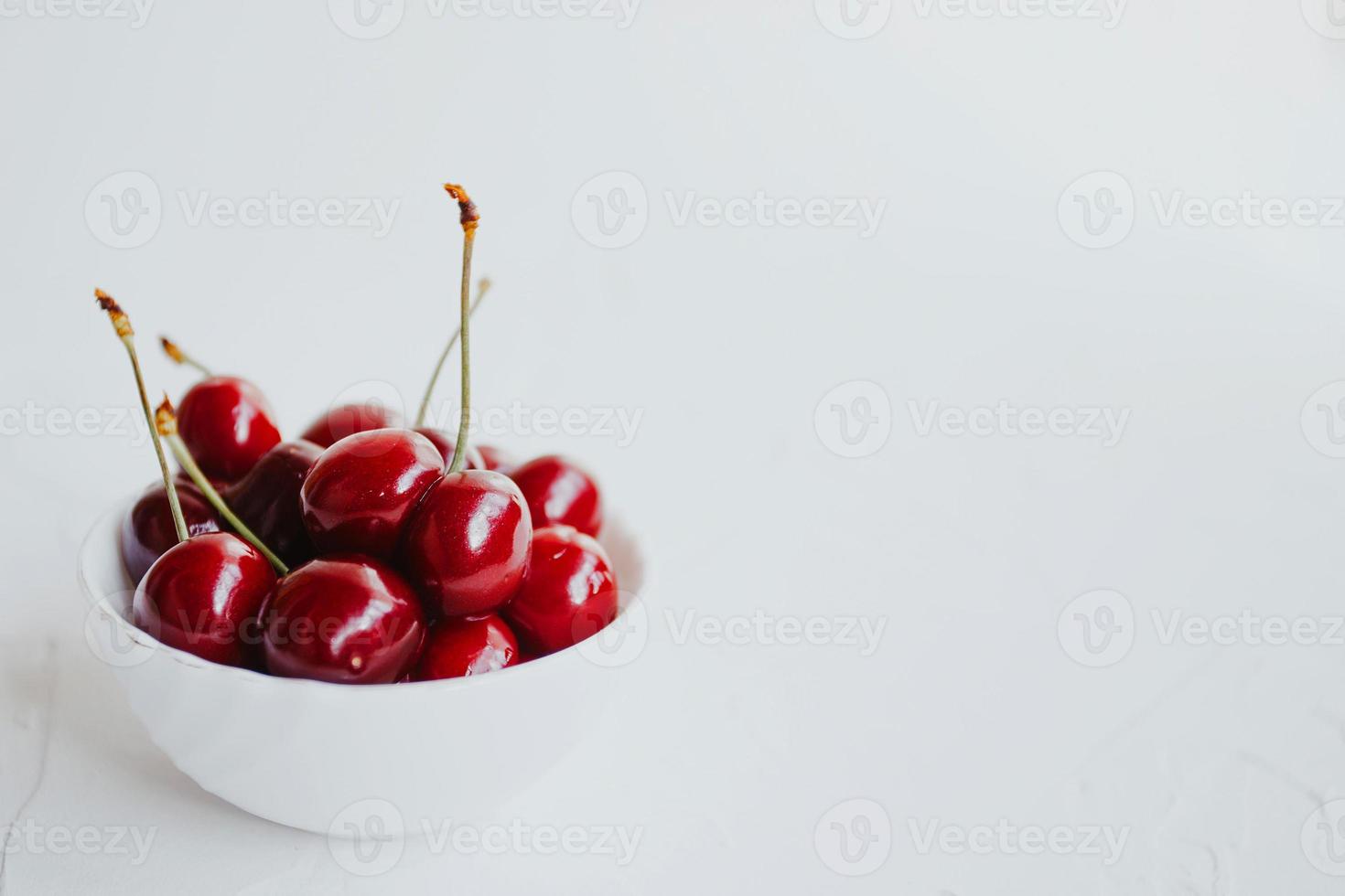 cerezas frescas. cereza sobre fondo blanco. concepto de comida sana. foto