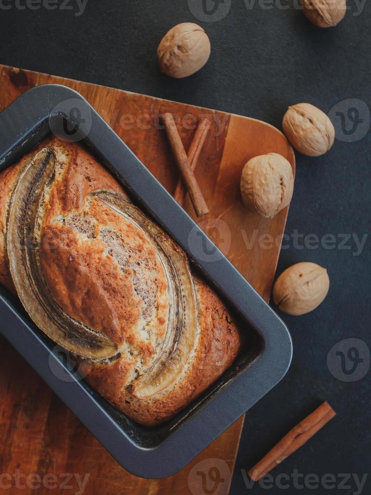 pan de plátano casero con canela y nueces. foto