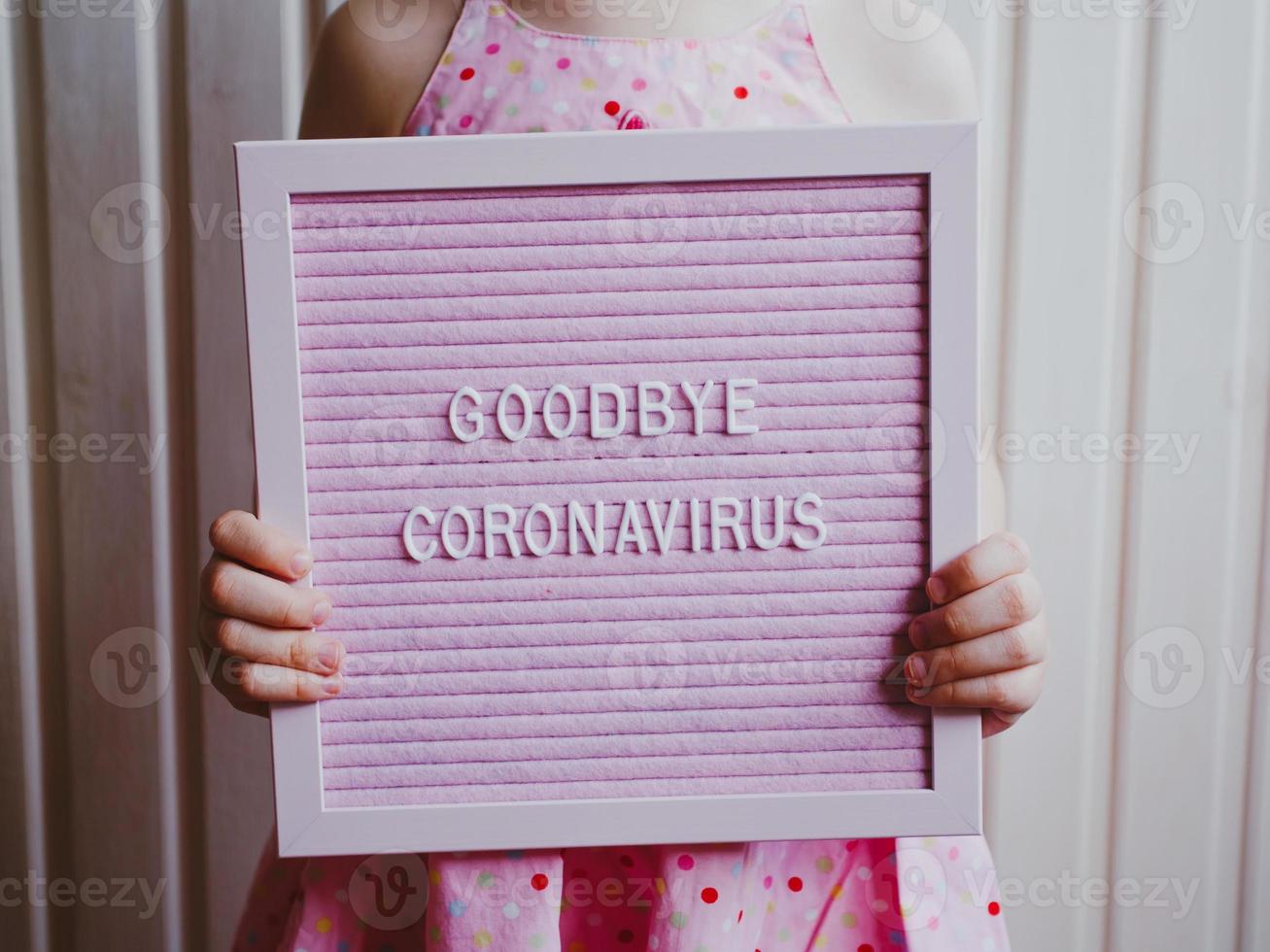 adiós coronavirus. niña sosteniendo inscripción adiós coronavirus foto