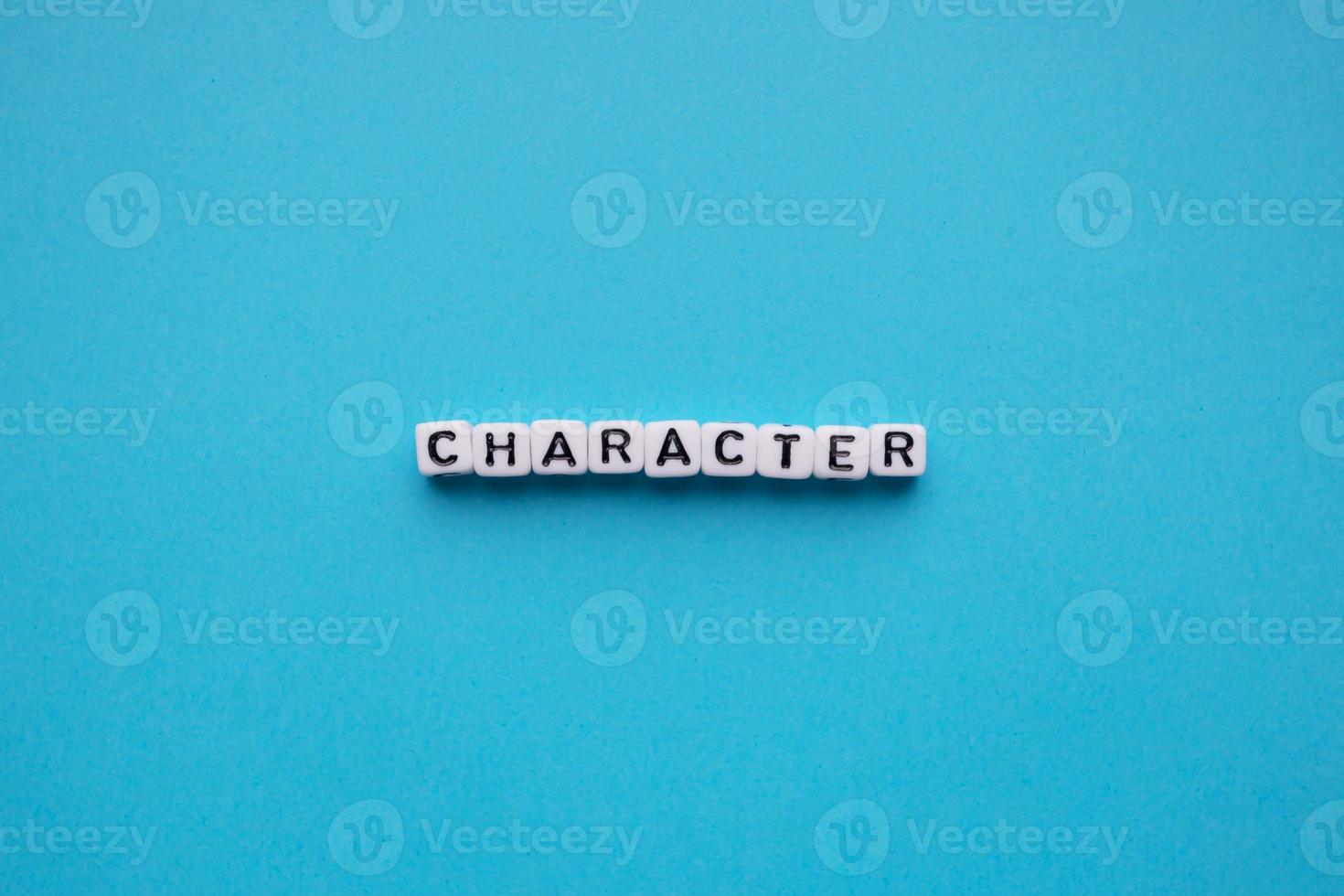 Cubos de palabra de carácter sobre un fondo azul. foto